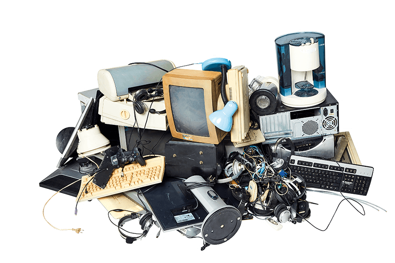 Großer Haufen ausgedienter Elektrogeräte, darunter alte Monitore, Tastaturen, Lampen, Kabel, Lautsprecher, Drucker und Computerteile.