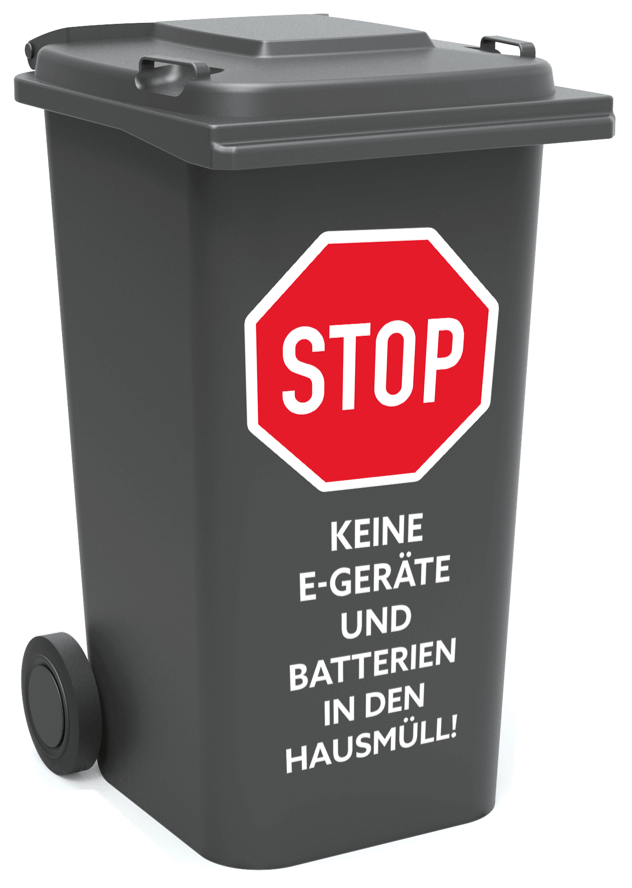 Eine normale Mülltonne mit dem Hinweis darauf geklebt: STOP. Keine E-Geräte und Batterien in den Hausmüll.